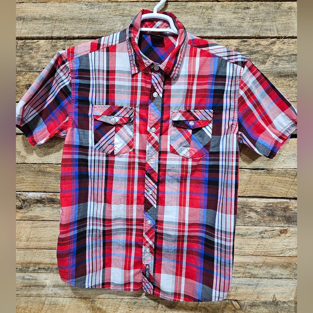 Southpole short sleeve‎ button-up shirt with collar and pockets size large